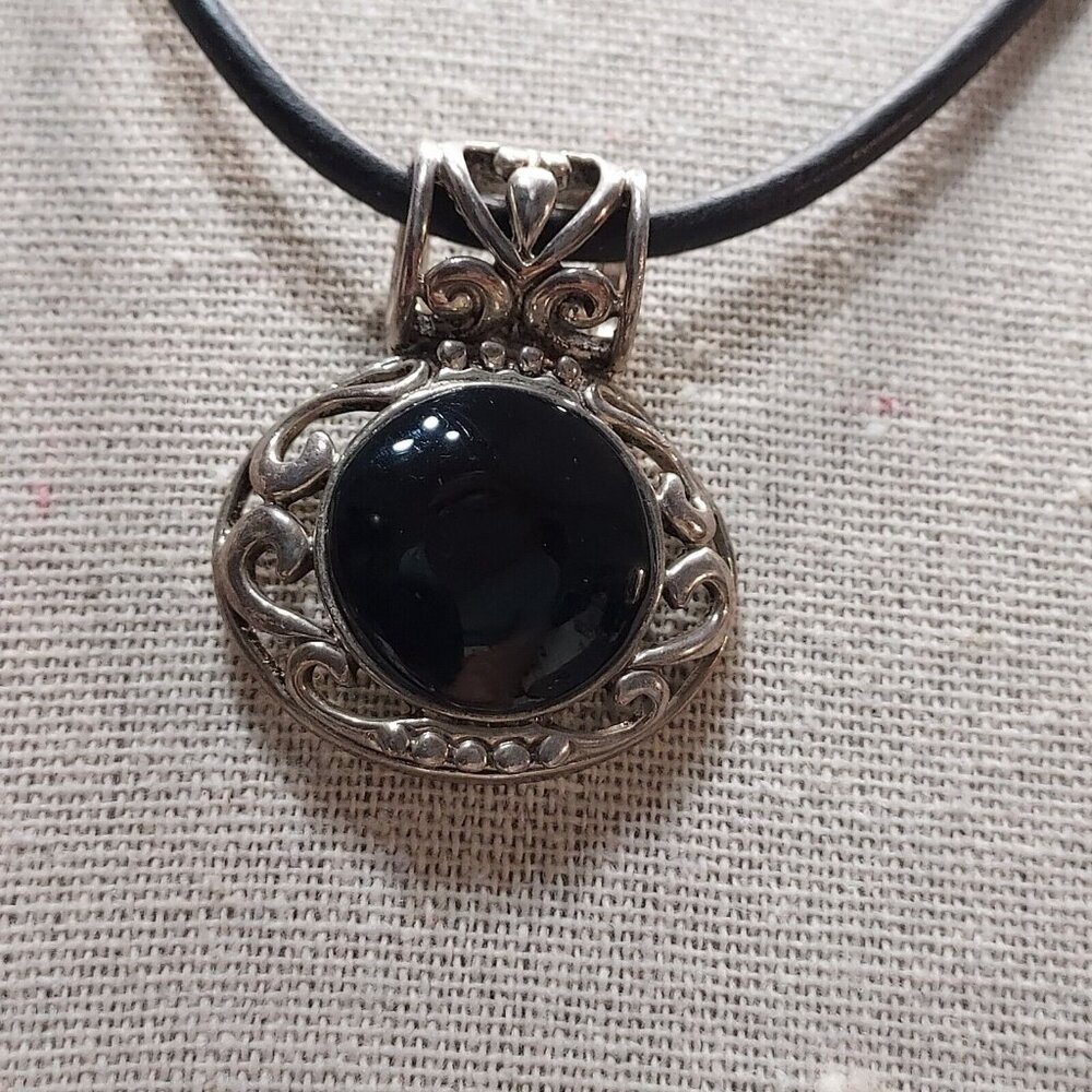 925 Sterling Scrolled Round Onyx Pendant Leather Necklace 19"